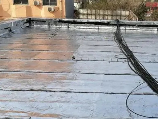 洛宁卫生间漏水维修公司分享下洛宁屋面楼顶防水刚性防水层施工要点。